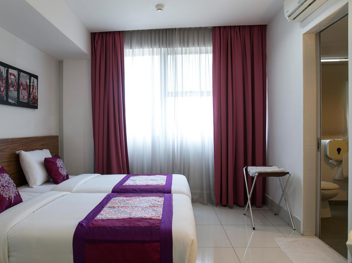 Oyo 180 V Hotel Куала-Лумпур Экстерьер фото