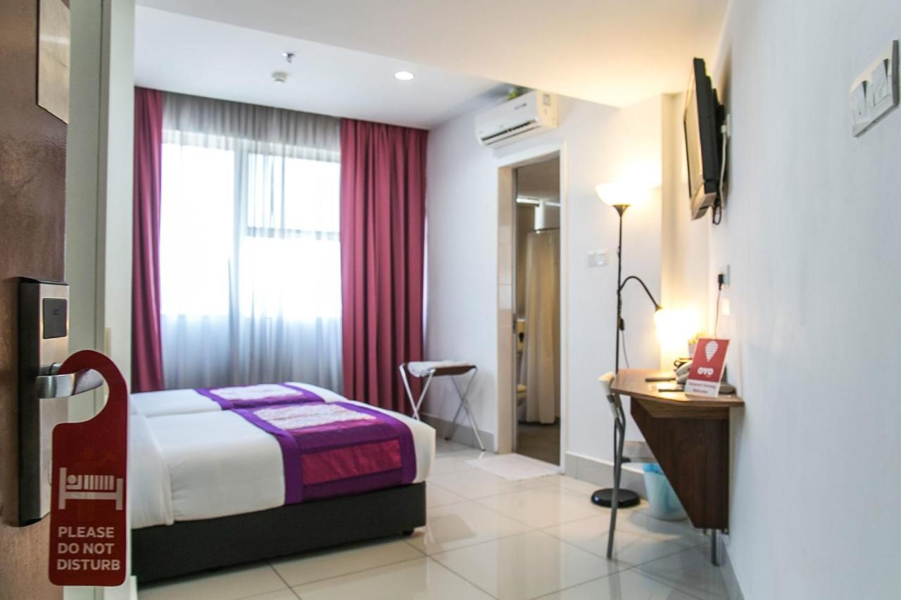 Oyo 180 V Hotel Куала-Лумпур Экстерьер фото