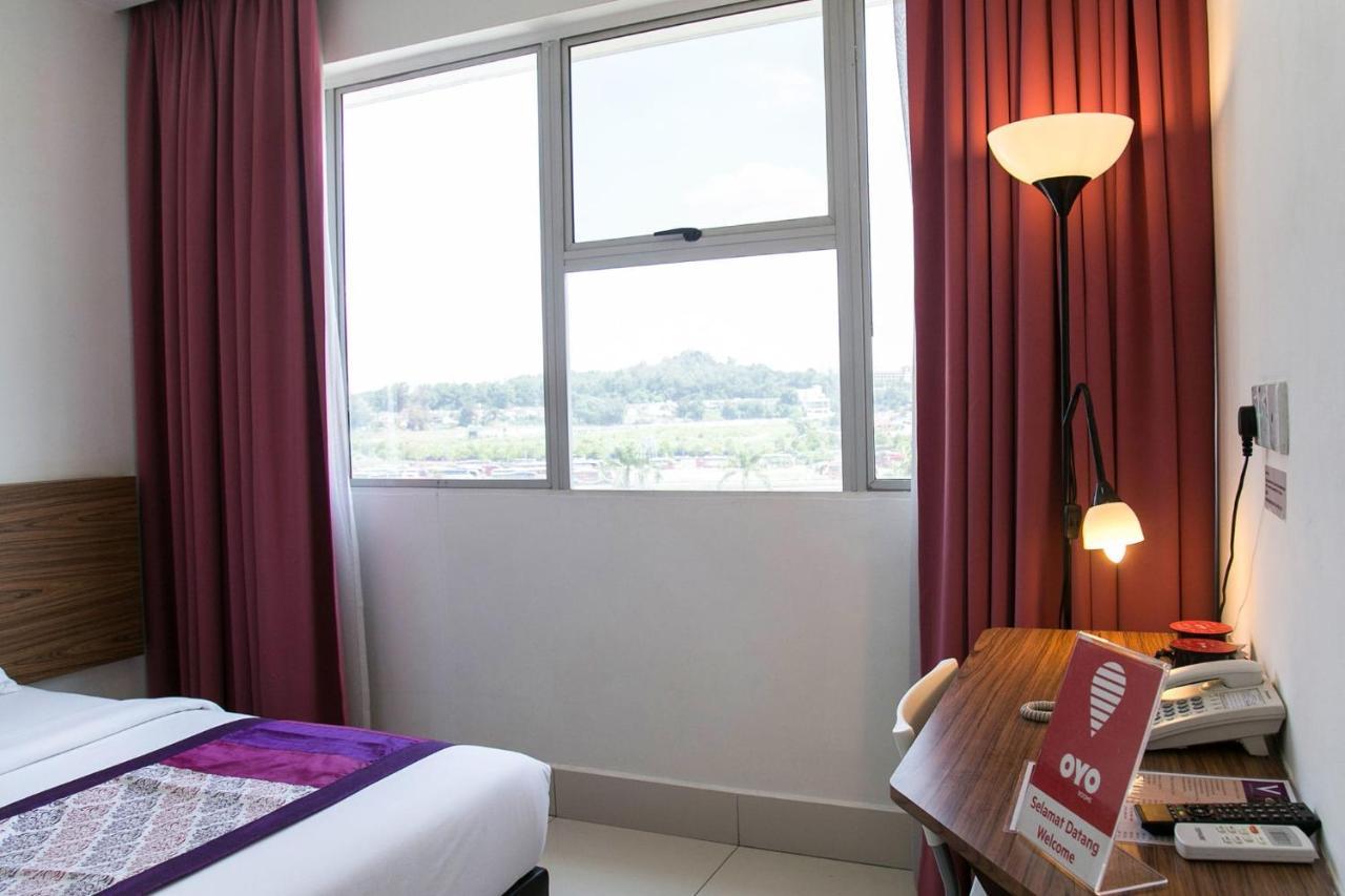 Oyo 180 V Hotel Куала-Лумпур Экстерьер фото